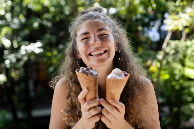 Mujer sonriente de tiro medio con helados