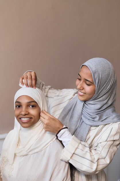 Mujer sonriente de tiro medio con hijab