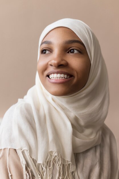 Mujer sonriente de tiro medio con hijab