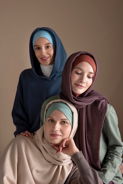 Foto gratuita mujer sonriente de tiro medio con hijab