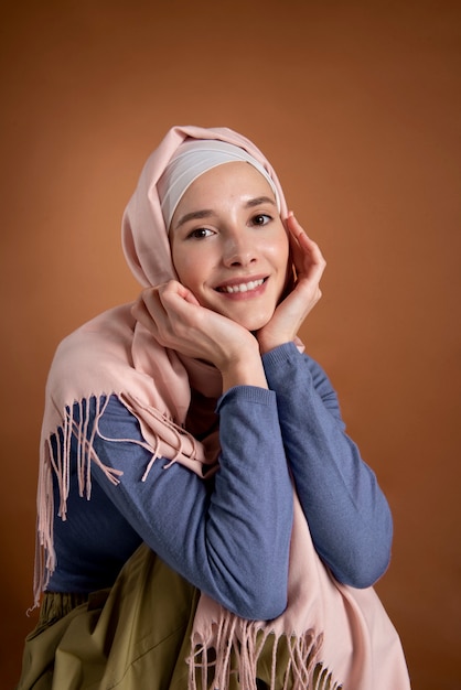 Mujer sonriente de tiro medio con hijab