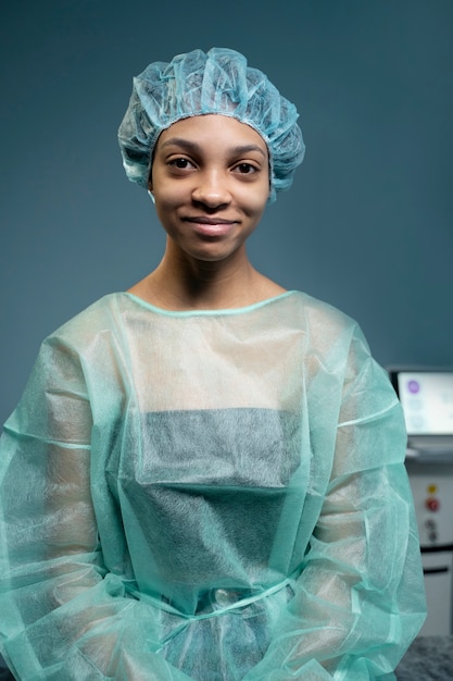 Foto gratuita mujer sonriente de tiro medio en el hospital