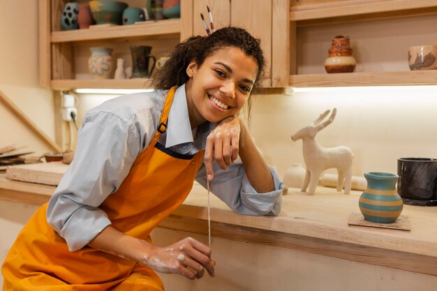 Mujer sonriente de tiro medio en el interior