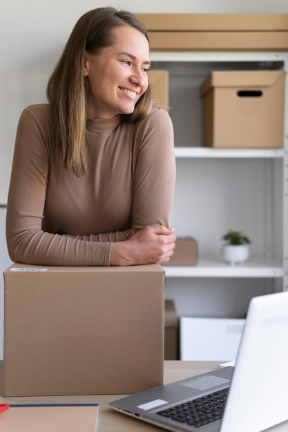 Mujer sonriente de tiro medio en el interior