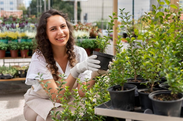 Foto gratuita mujer sonriente de tiro medio en el jardín