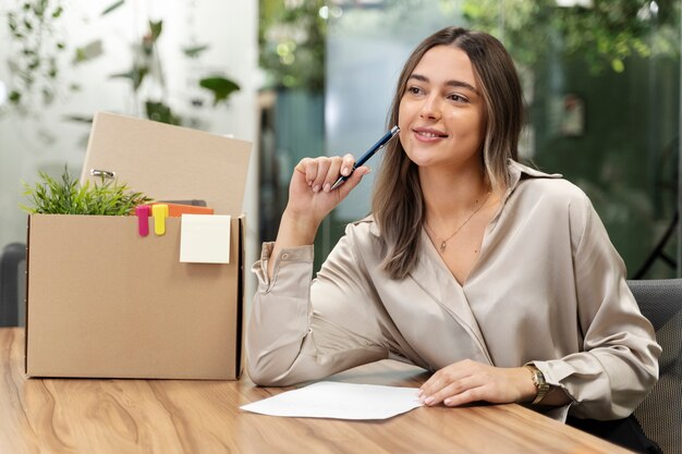 Mujer sonriente de tiro medio con lápiz