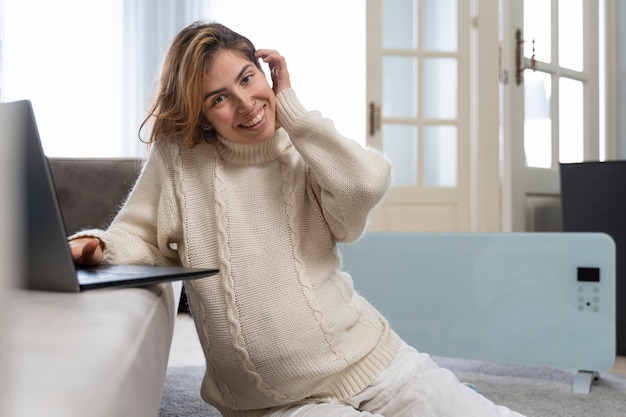 Foto gratuita mujer sonriente de tiro medio con laptop