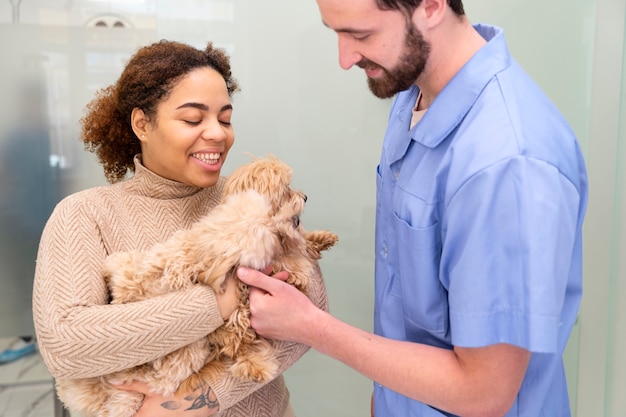 Mujer sonriente de tiro medio con lindo perro