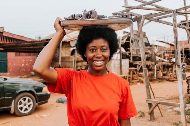 Foto gratuita mujer sonriente de tiro medio llevando comida