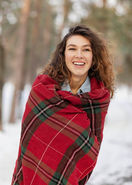 Foto gratuita mujer sonriente de tiro medio con manta