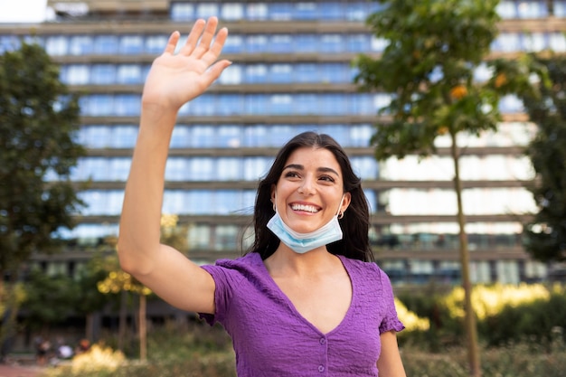 Mujer sonriente de tiro medio con mascarilla