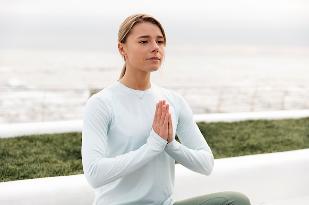 Mujer sonriente de tiro medio meditando