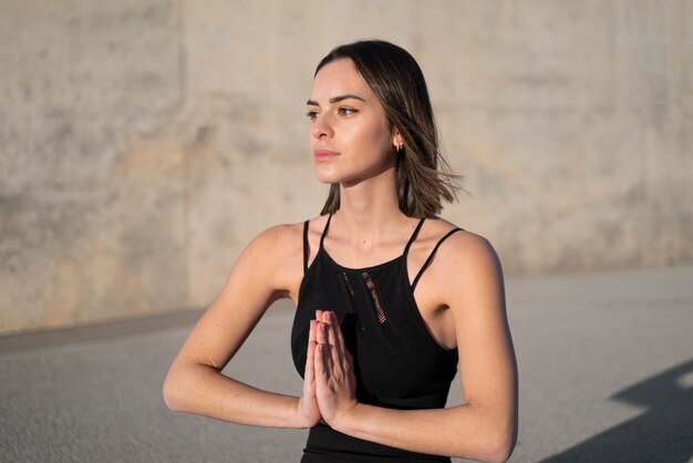 Mujer sonriente de tiro medio meditando