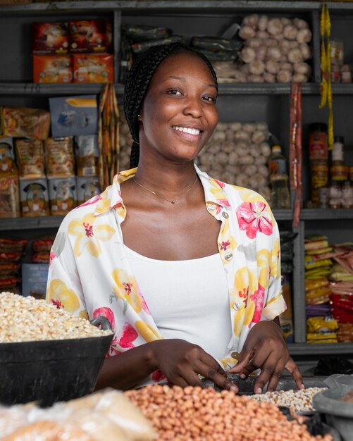 Mujer sonriente de tiro medio en el mercado