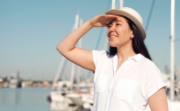 Foto gratuita mujer sonriente de tiro medio mirando a otro lado