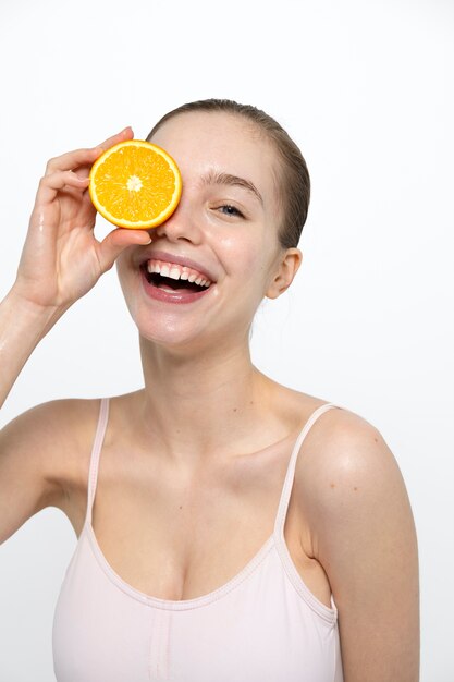 Mujer sonriente con tiro medio naranja