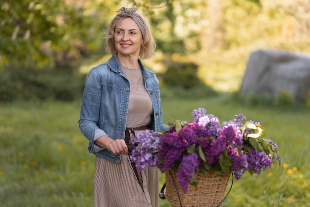 Mujer sonriente de tiro medio en la naturaleza