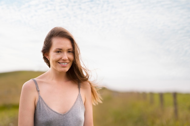 Mujer sonriente de tiro medio en la naturaleza