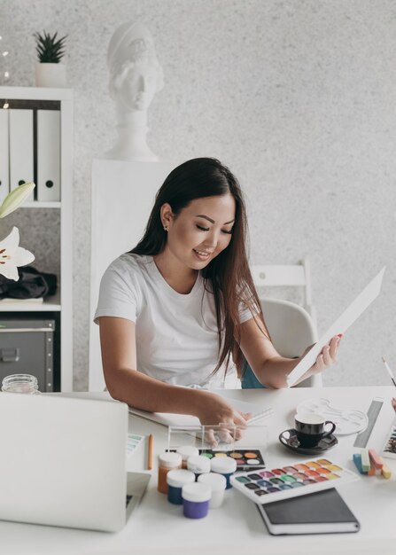 Mujer sonriente de tiro medio con papel