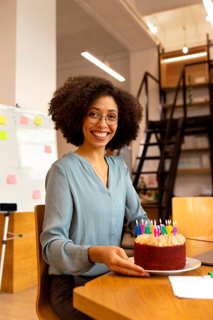 Foto gratuita mujer sonriente de tiro medio con pastel