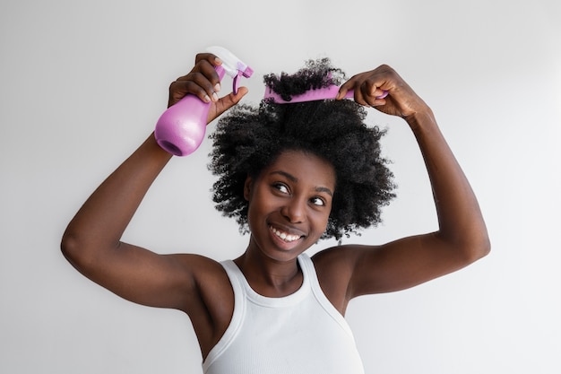 Foto gratuita mujer sonriente de tiro medio con peine