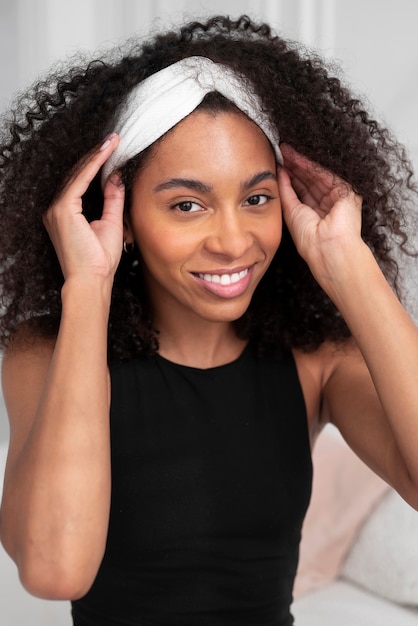 Foto gratuita mujer sonriente de tiro medio con pelo afro