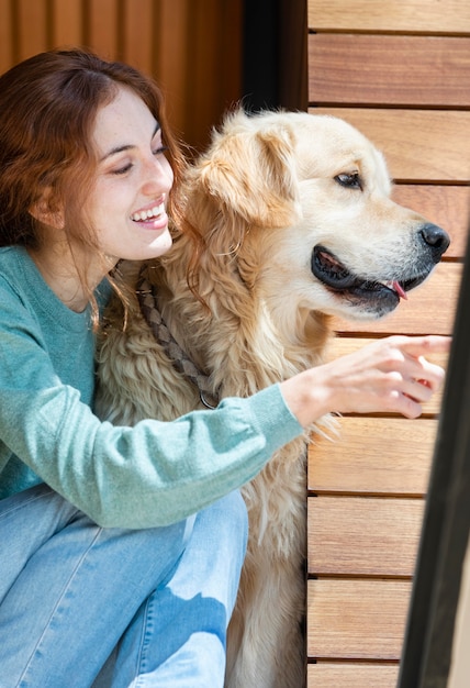 Mujer sonriente de tiro medio con perro