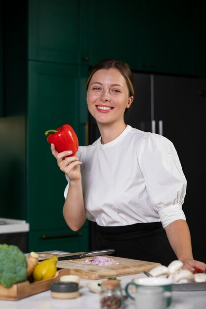 Mujer sonriente de tiro medio con pimienta