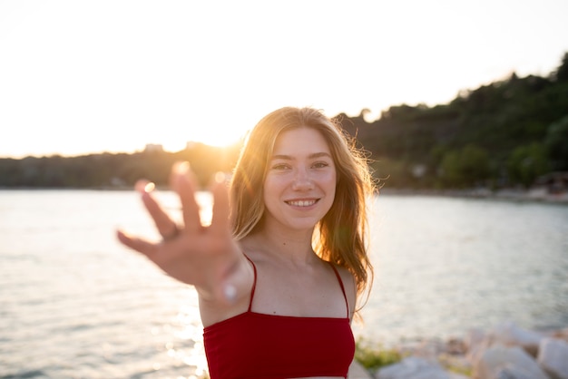 Mujer sonriente de tiro medio en la playa