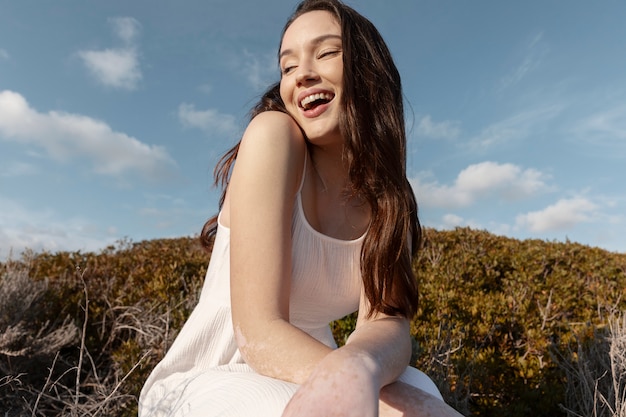 Mujer sonriente de tiro medio posando afuera