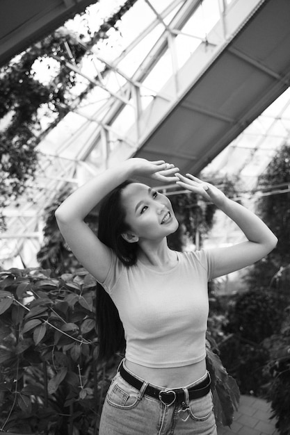 Mujer sonriente de tiro medio posando en blanco y negro