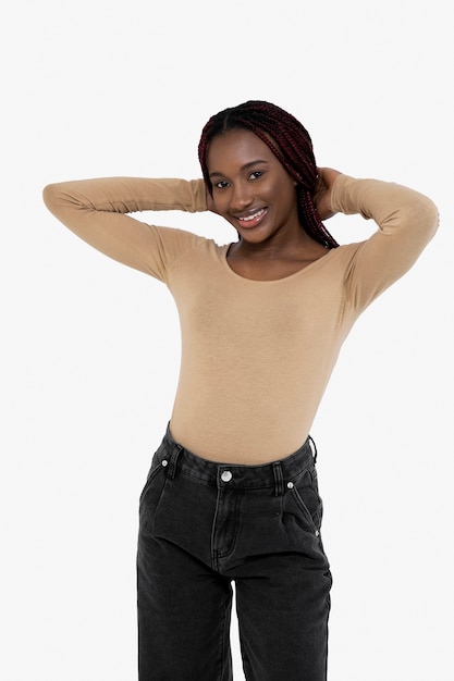 Mujer sonriente de tiro medio posando con camisa en blanco