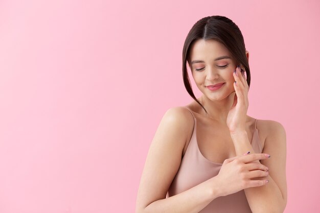 Mujer sonriente de tiro medio posando con espacio de copia