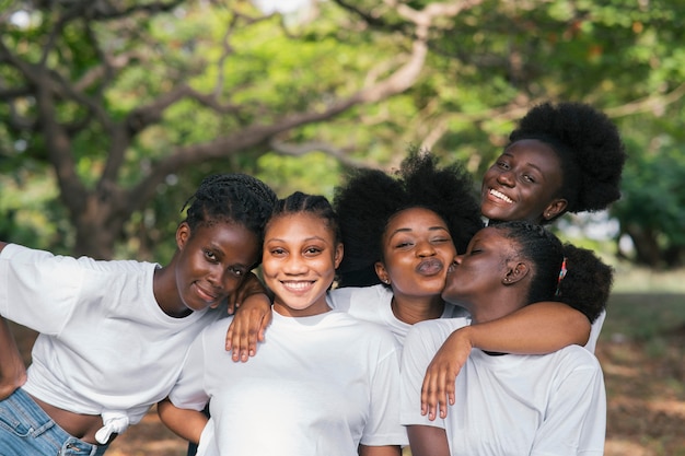 Foto gratuita mujer sonriente de tiro medio posando juntos