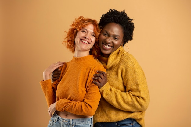 Mujer sonriente de tiro medio posando juntos