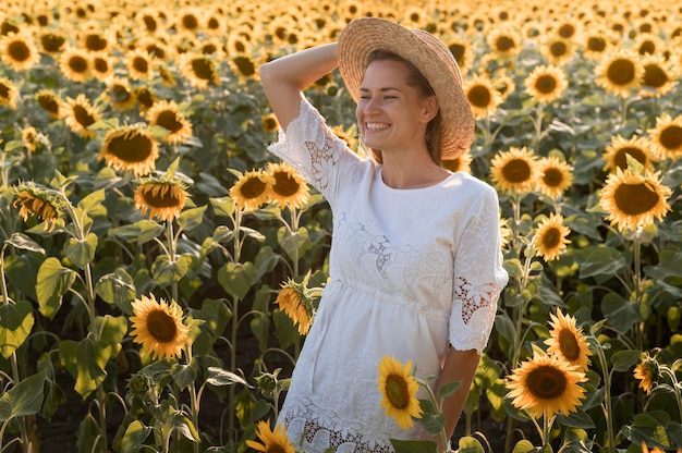 Mujer sonriente de tiro medio posando con sombrero