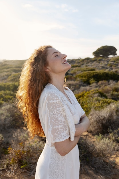 Foto gratuita mujer sonriente de tiro medio posando en vestido blanco