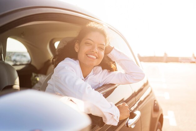 Mujer sonriente de tiro medio posando