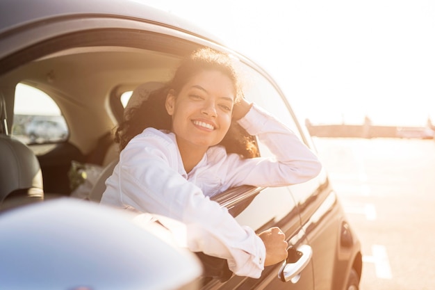 Mujer sonriente de tiro medio posando