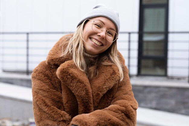 Mujer sonriente de tiro medio posando