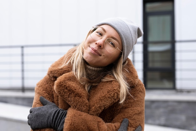 Mujer sonriente de tiro medio posando