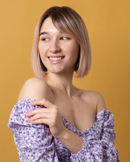 Mujer sonriente de tiro medio posando