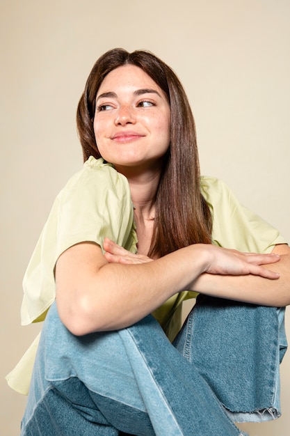 Foto gratuita mujer sonriente de tiro medio posando