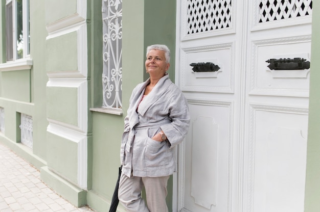 Mujer sonriente de tiro medio posando