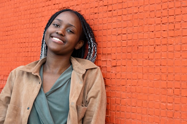 Foto gratuita mujer sonriente de tiro medio posando