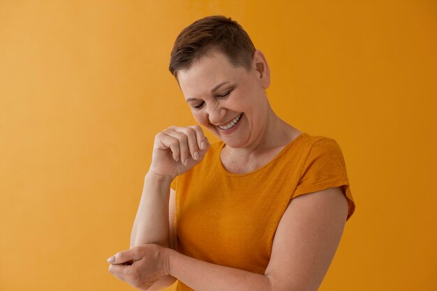 Mujer sonriente de tiro medio posando