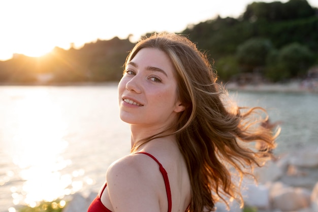 Foto gratuita mujer sonriente de tiro medio posando