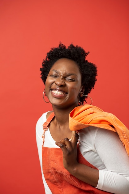 Mujer sonriente de tiro medio posando