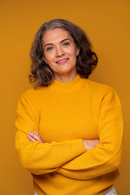 Foto gratuita mujer sonriente de tiro medio posando