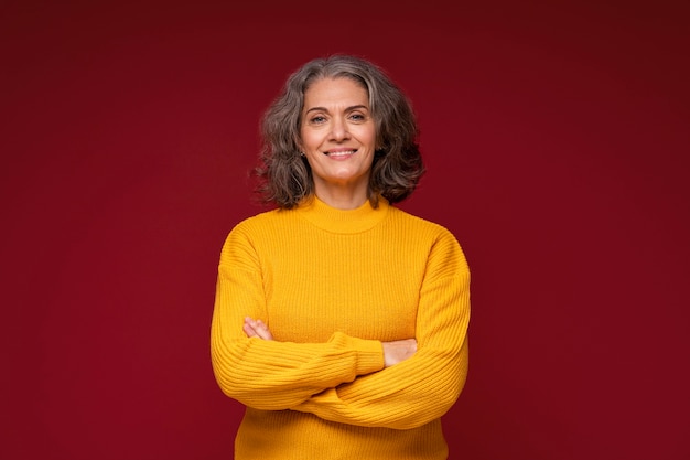 Foto gratuita mujer sonriente de tiro medio posando